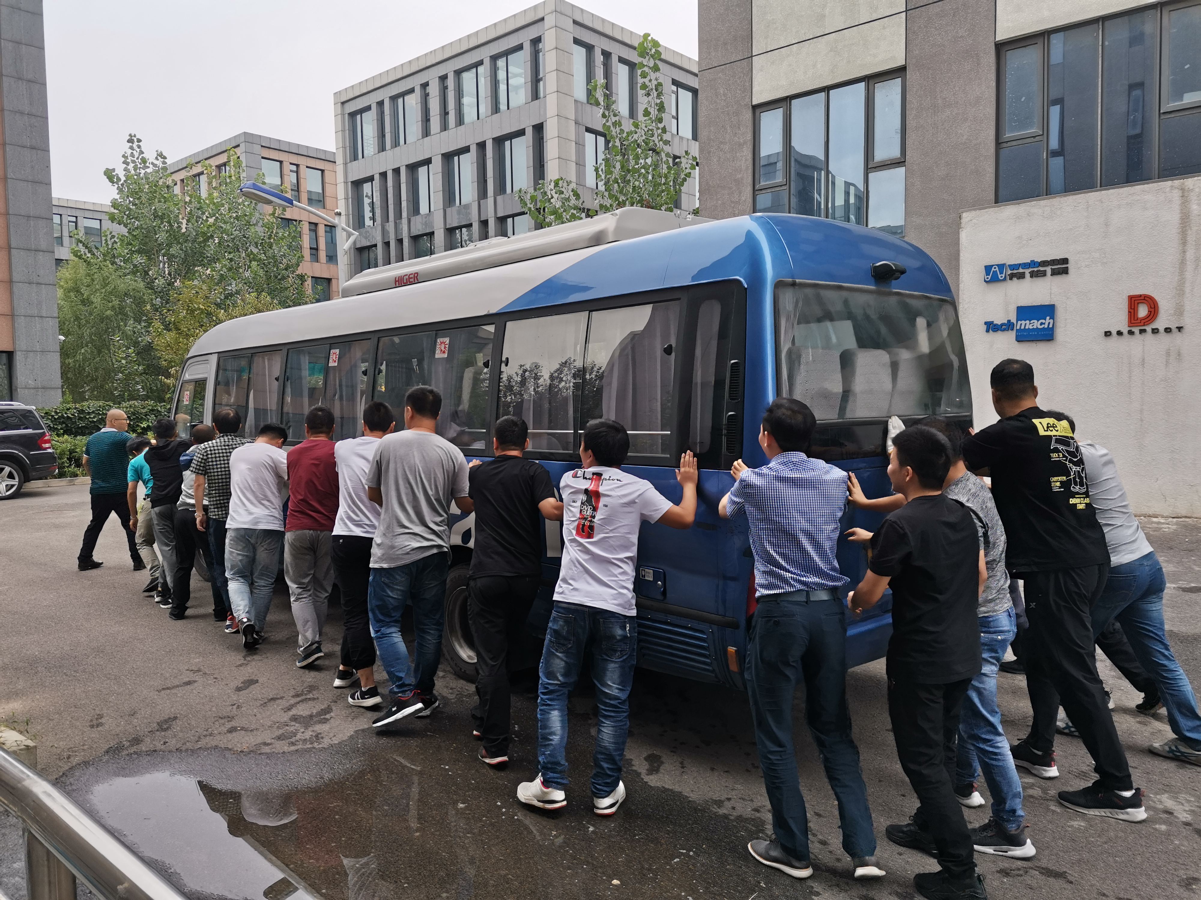 【鈦·暖心】公司班車發生故障，萬眾一心集體推車