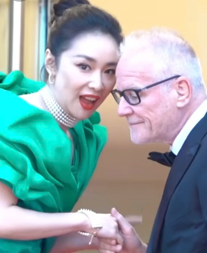 “大嫂”高葉亮相戛納紅毯和戛納主席全程英文熱聊，學(xué)一門外語太重要了，但實在不會外語怎么辦