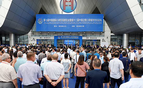 國(guó)際展會(huì)陪同翻譯價(jià)格是多少?不同語(yǔ)種有差異嗎?